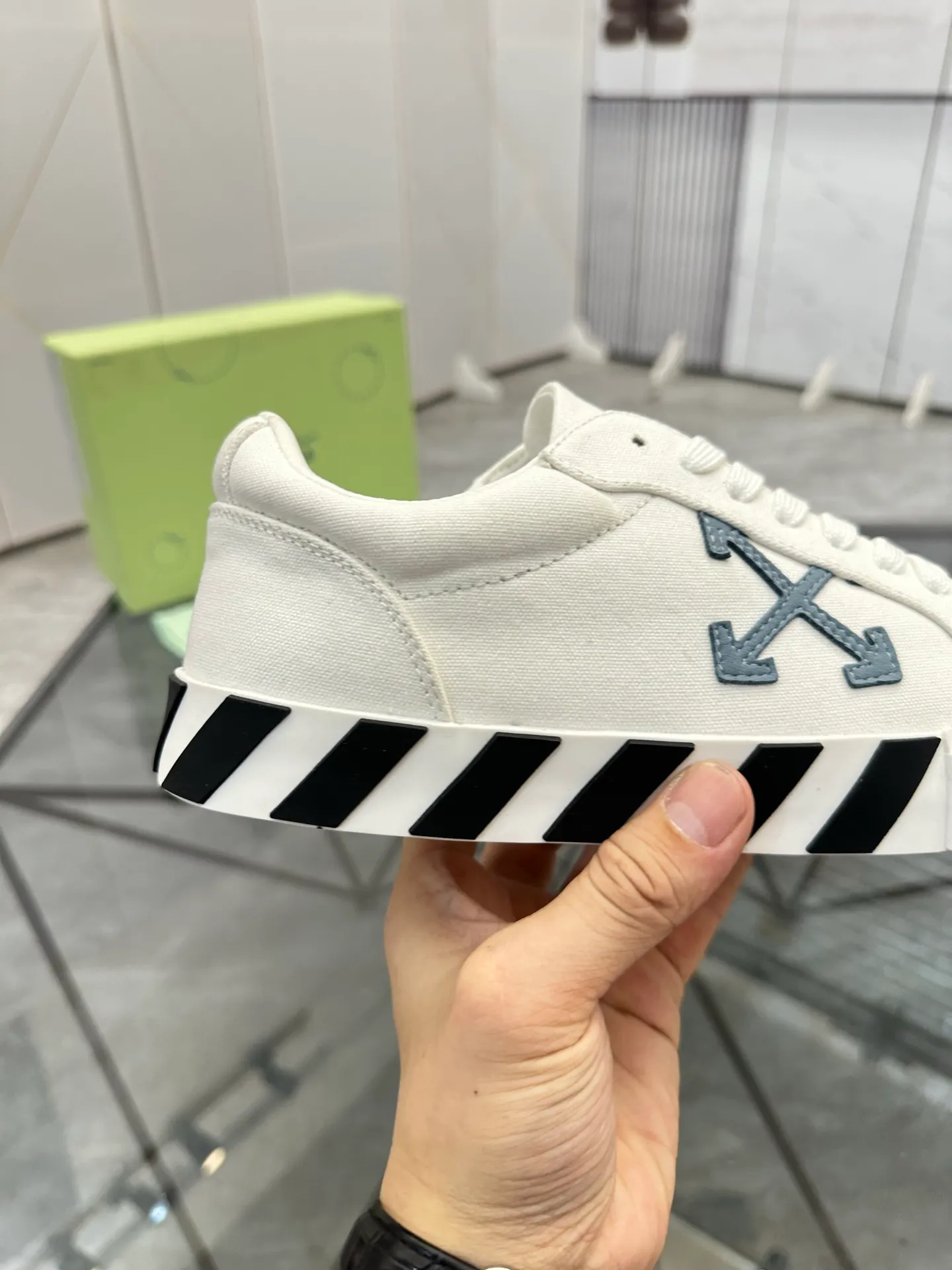 Selling men's shoes 💰: 💰P440¥ Product trademark: OFF WHITE *"OFF WHITE*" low-top casual shoes Regular size: 35-45 (can be customized to 46) Couple style Product materials: original material from the upper counter, breathable lining, original outsole. No.: H203